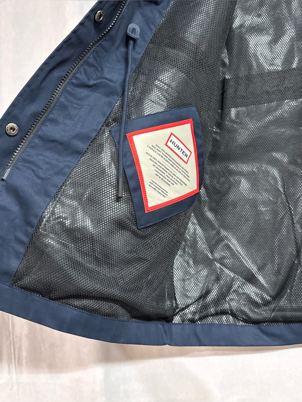 Hunter Women's Navy Hooded Lightweight Rain Jacket NWOT Size Medium - Picture 11 of 12